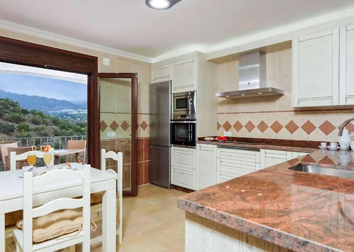 Lara Pinta *